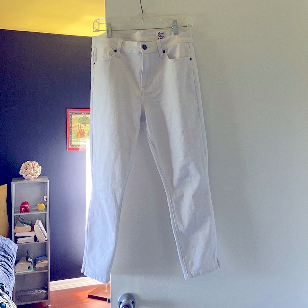 White stretchy cropped jeans for summer!